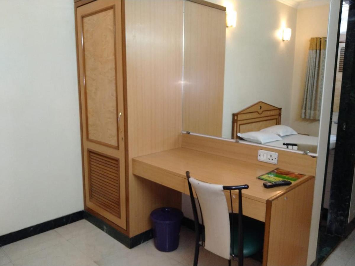 Hotel Pooja International Nashik Zewnętrze zdjęcie