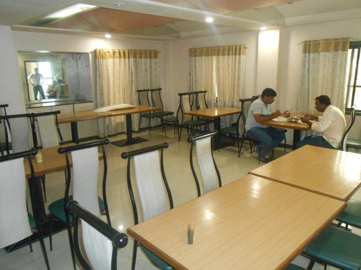 Hotel Pooja International Nashik Zewnętrze zdjęcie