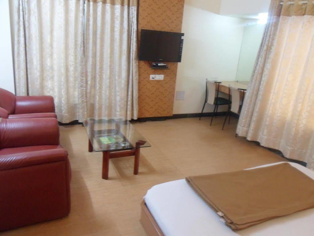 Hotel Pooja International Nashik Zewnętrze zdjęcie