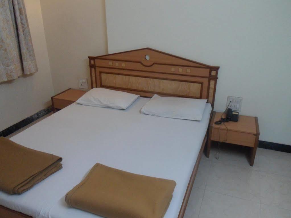 Hotel Pooja International Nashik Zewnętrze zdjęcie