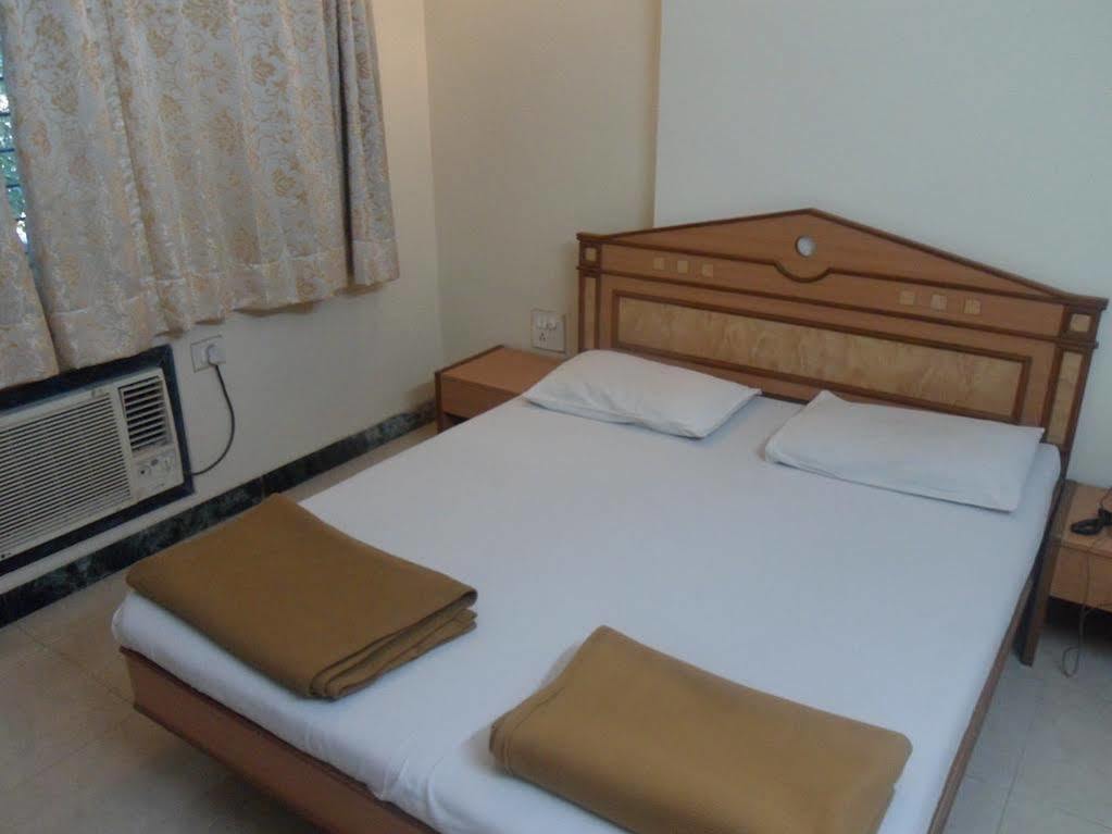Hotel Pooja International Nashik Zewnętrze zdjęcie