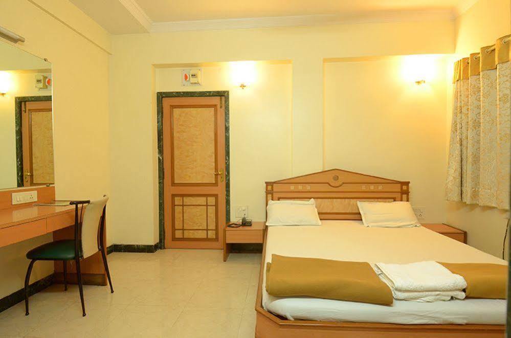 Hotel Pooja International Nashik Zewnętrze zdjęcie