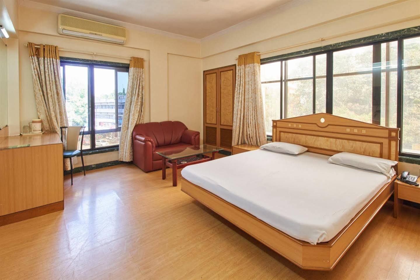 Hotel Pooja International Nashik Zewnętrze zdjęcie